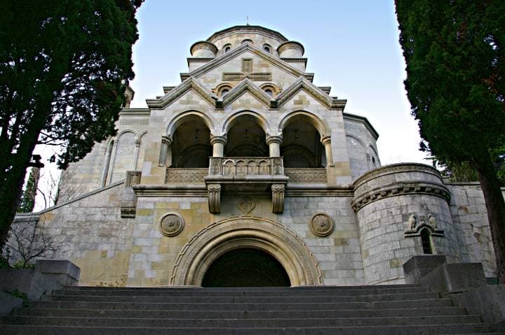 ворота армянской церкви в ялте